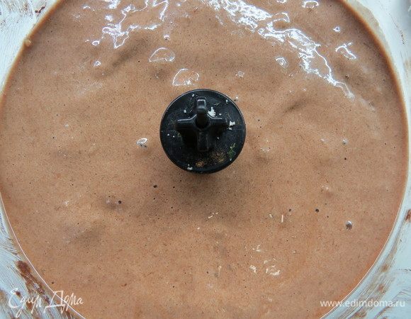 Пробиваем блендером до однородности. Получится вкусная шоколадная масса.