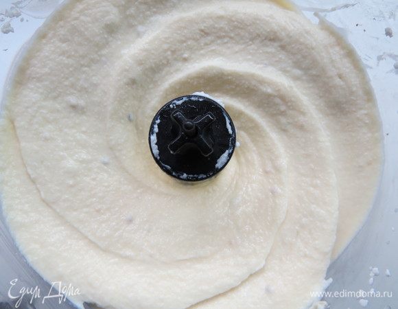 Пробиваем блендером до однородности. Выливаем творожную массу поверх бананового слоя. Если вылить резко, получатся волны произвольной формы. Если хотите ровный слой, то нужно выливать осторожно по широкой лопаточке.