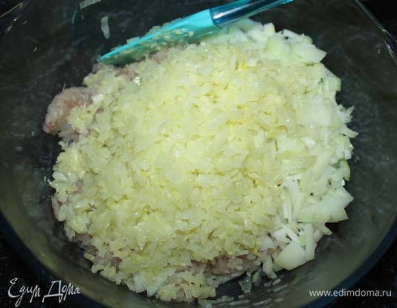 Туда же добавить обжаренный лук с капустой. 