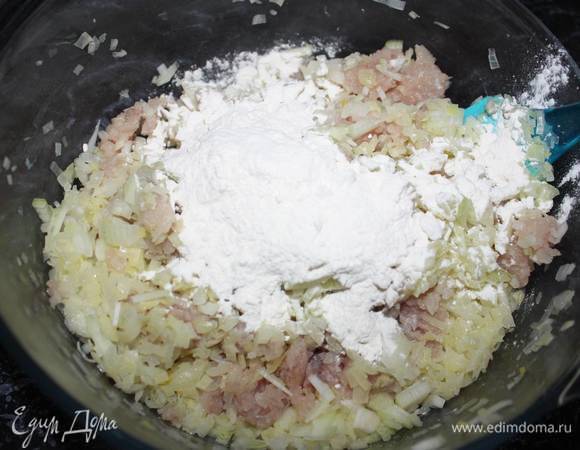 Далее добавить муку, тщательно перемешать. 