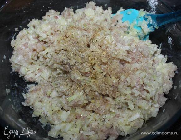 Далее добавить соль и специи. Все перемешать. 