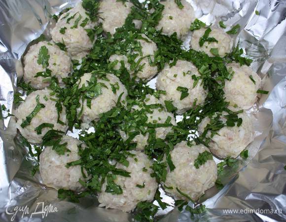 Из фарша сформировать шарики, уложить на противень (выстланный фольгой), посыпать зеленью. 