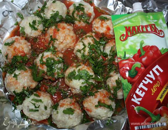 Кетчуп ТМ «МахеевЪ» смешать с томатным соком. Залить смесью рыбные шарики. Фольгу завернуть. Запекать в духовке, нагретой до 200 °С (примерно 30 минут). 