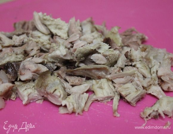 Вареное мясо нарезать небольшими кусочками.