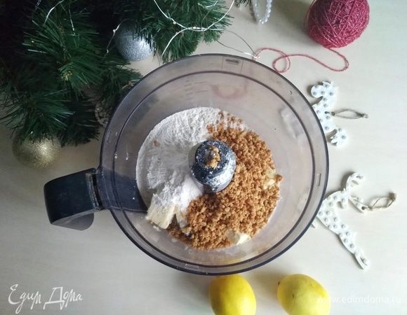 Измельчаем жареный арахис, отправляем его так же в комбайн. Добавляем все оставшиеся ингредиенты (мука, разрыхлитель, кукурузный крахмал). Перемешиваем, тесто получается рассыпчатым.