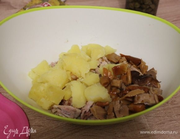 Картофель нарезать кубиками, грибы, если крупные — нарезать небольшими кусочками.