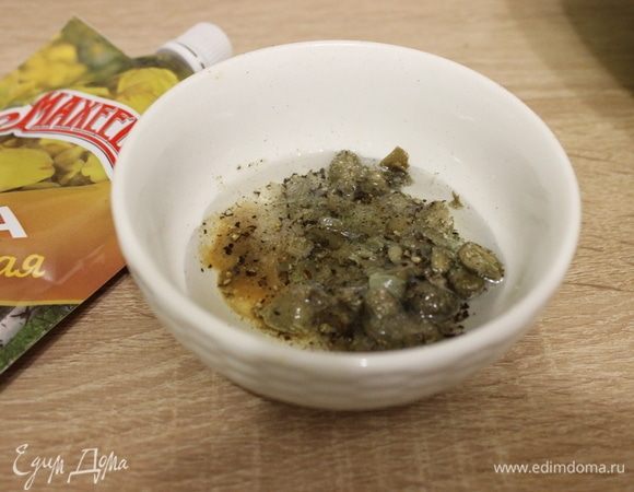 Добавить уксус и масло. Перемешать, слегка взбить вилкой.