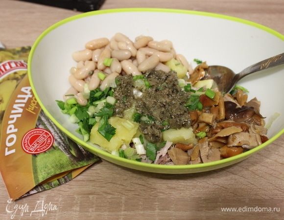 Заправить салат. Перемешать.