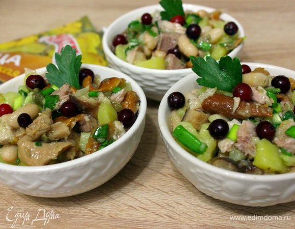 Выложить в порционные салатники. Украсить ягодами клюквы и листочком петрушки.