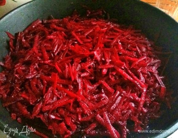 Свеклу залить в сковороде водой, довести до кипения, затем огонь уменьшить, накрыть крышкой и оставить тушиться до испарения всей жидкости. Примерно минут 30.