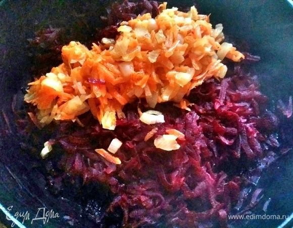 После того, как выпарится вся жидкость, добавить обжаренные овощи вместе с маслом (кстати я еще частенько добавляю болгарский перец, когда обжариваю морковь), добавить соль, перец, все перемешать, оставить на огне еще на 2 минуты.