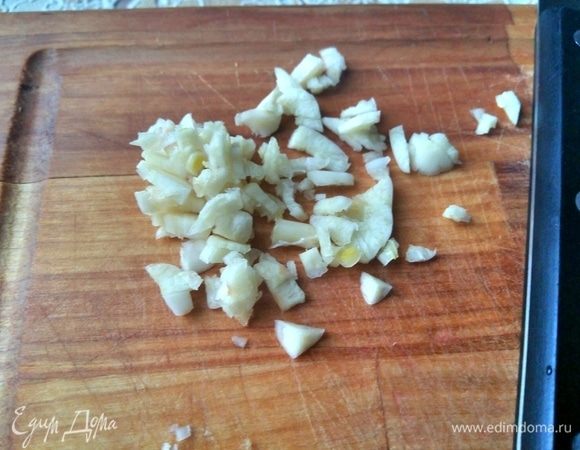 Почистить чеснок, мелко порезать.