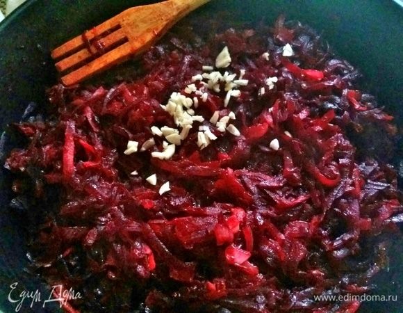 Добавить его в овощи, перемешать и выключить огонь.