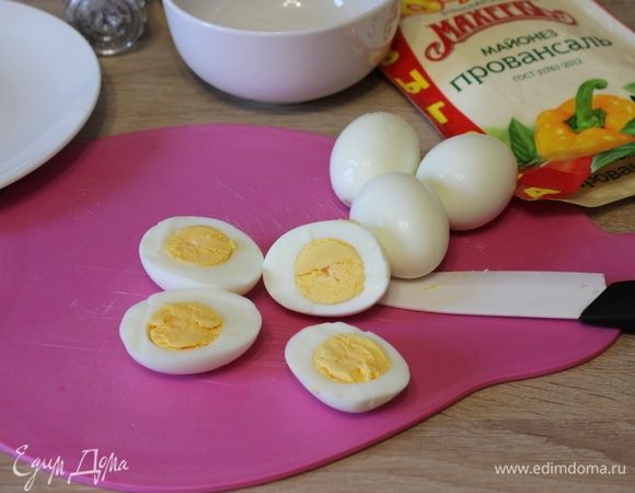 Яйца сварить вкрутую. Очистить. Разрезать вдоль на две половинки.