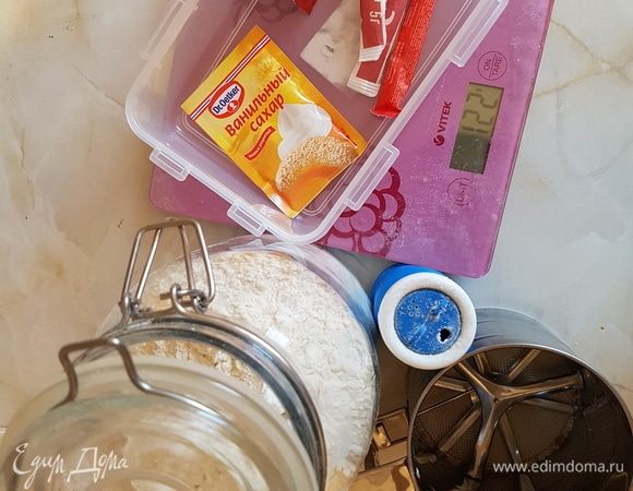 Муку смешиваем с сухими дрожжами, солью, сахаром.
И просеиваем. Желательно просеять для пышности.
Если вы хотите быстрый вариант хлеба, увеличьте количество дрожжей до 6 граммов. 