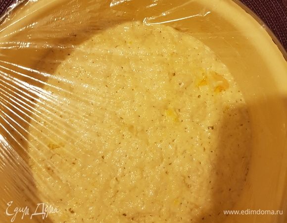 Тесто подошло. Вот это стояло 20 часов.
Теперь осторожно вынимаем его на лист пергамента, присыпанный мукой. Тесто получается не липкое, но эластичное и мягкое. Делим на 2 части ножом.