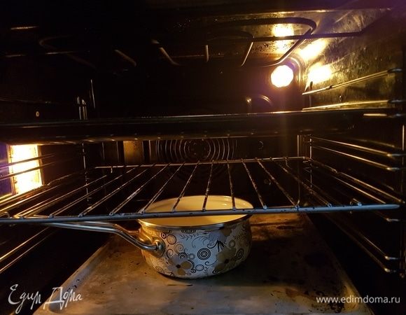 Готовим духовку. Разогреваем до 240°С, поставив внутрь емкость с водой.