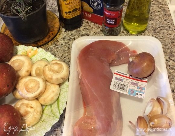 Для этого блюда я беру именно вырезку и картофель больше подходть красный. Картофель, грибы, мясо, вымыть и высушить бумажным полотенцем.