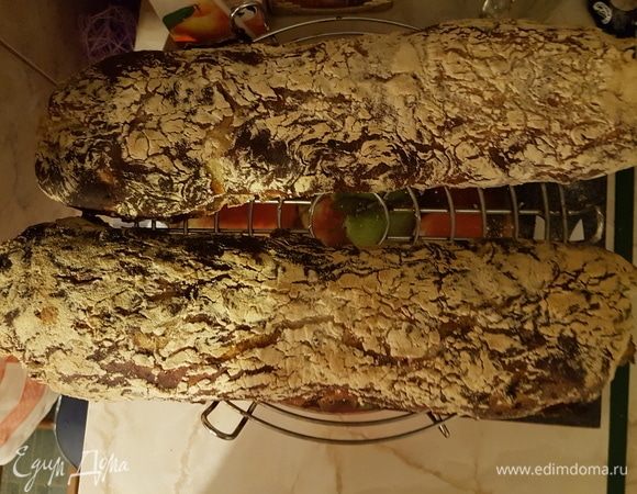 Остужаем на решетке, ничем не накрывая. Можно хоть всю ночь студить, вкус только улучшится. 


