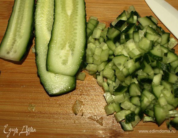 Огурцы мелко режем.