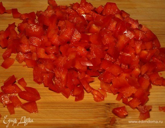 Перец очищаем от прожилок и мелко режем.