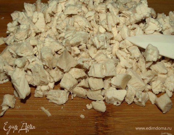 Отварную куриную грудку мелко режем (отварить заранее).