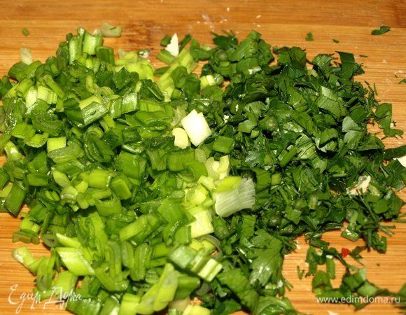 Зеленый лук, петрушку, укроп мелко рубим.