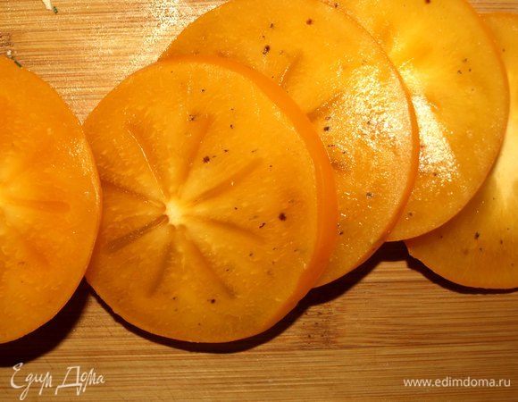 Хурму хорошо моем. Режем на слайсы. Все обрезки мелко режем.