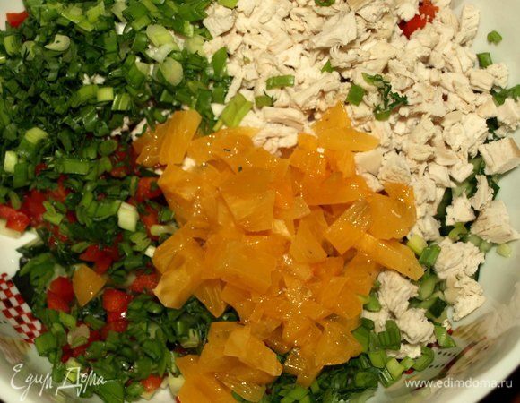 Все продукты (кроме слайсов) соединяем в миске.