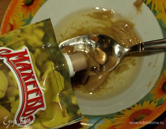 Делаем заправку. Оливковое масло соединяем с горчицей ТМ «МахеевЪ».
