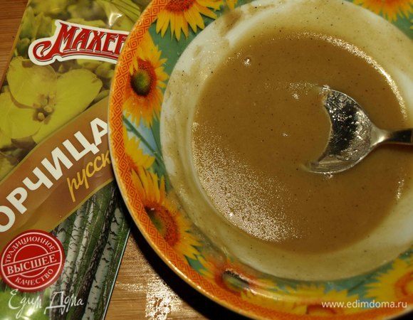 Добавляем мед, соль, перец, лимонный сок. Все перемешиваем. Лучше готовить заправку и ориентироваться на свои вкусовые предпочтения (острее/слаще).