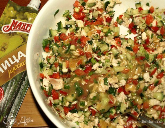 Заправляем салат. Хорошо перемешиваем. 