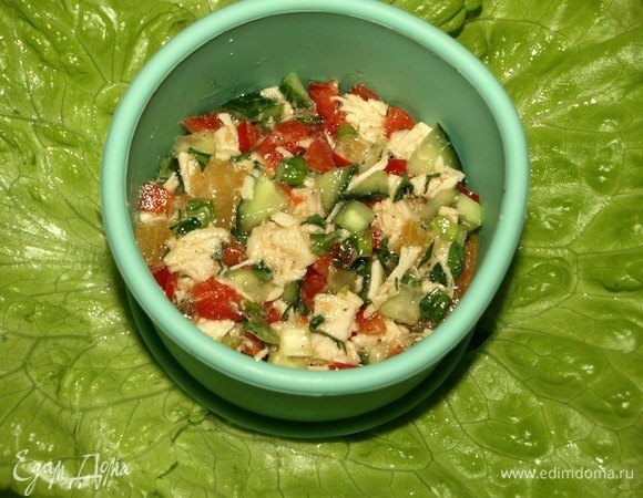 Достаем из холодильника тарелку с листьями салата. Выкладываем на листья слайс из хурмы. Сверху кладем салат. Не обязательно использовать кольцо. Просто у меня идеально совпал диаметр слайса с кольцом. 