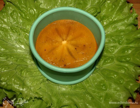 Сверху на салат кладем слайс.