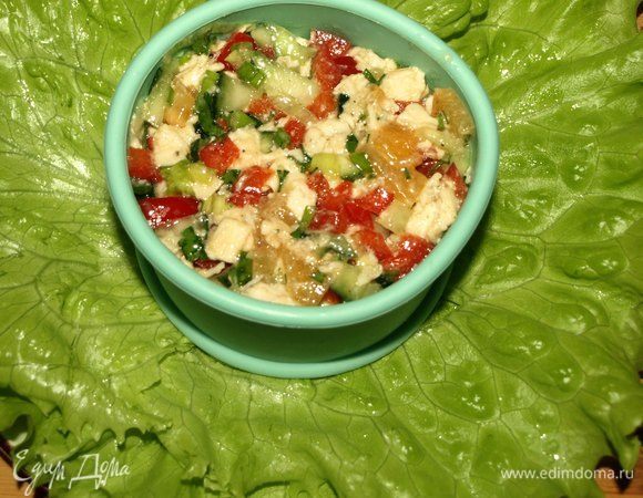 Закрываем салатом. Сверху закрываем салат слайсом. 