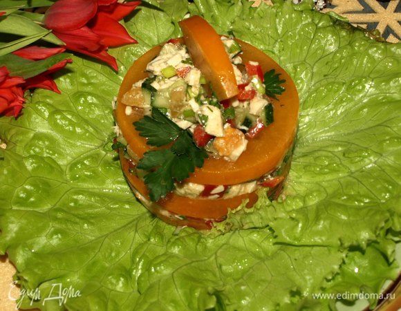 На слайс кладем немного салата и украшаем по желанию. Собираем своего рода милфей. На одну порцию 3 слайса. Можно подавать к столу. 