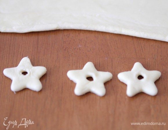 В звездочках трубочкой вырезать середины.