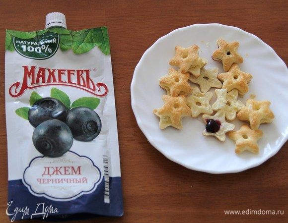 Звездочки разделить на половинки и наполнить черничным джемом ТМ «МахеевЪ», после чего соединить. 