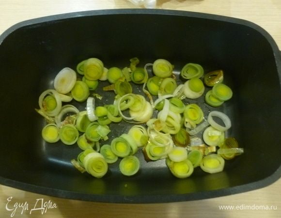 Взять большую жаропрочную кастрюлю. В ней будет запекаться рагу. Переложить в нее лук.