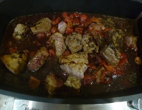 Разогреть духовку до 140°С. В кастрюлю добавить томаты, пасту, вино, уксус. Залить водой так, чтобы она едва покрывала содержимое. Довести до кипения, добавить сушеный чили, соль. Накрыть кастрюлю и отправить в духовку на 4 часа. Если нет крышки, то можно накрыть фольгой.