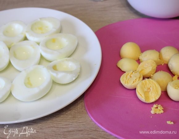 Аккуратно вынуть желток.