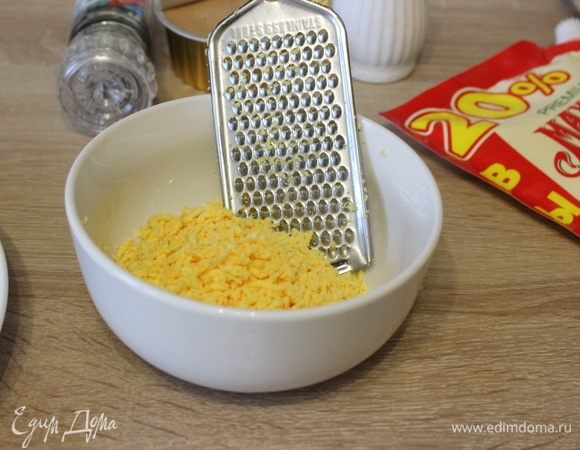 Желток потереть на мелкой терке.