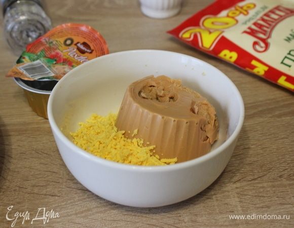 Добавить паштет из индейки. У меня консервированный паштет из индейки с томатами.