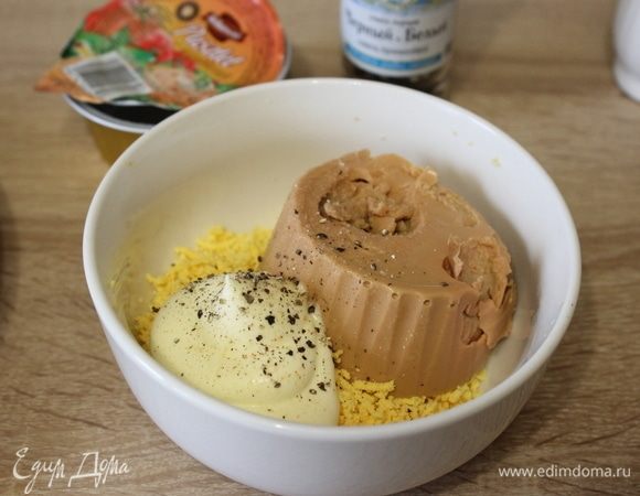 Добавить майонез ТМ «МахеевЪ», свежемолотую смесь белого и черного перцев, маленькую щепотку розовой гималайской соли.