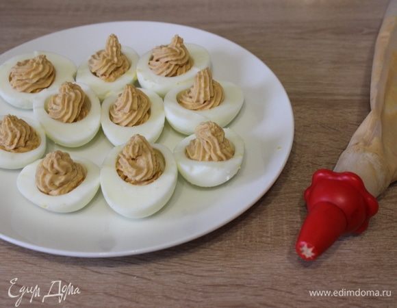 Выложить приготовленную массу в кондитерский мешок. Наполнить половинки яичного белка начинкой.
