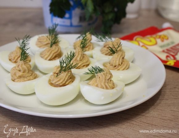 Украсить маленькими веточками укропа.