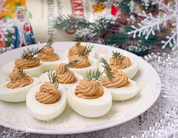 По желанию, декорировать сервировочное блюдо кокосовой стружкой («снег»). Приятного аппетита!