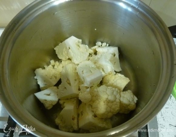 Капусту нарезать небольшими кусочками, сложить в кастрюлю. 