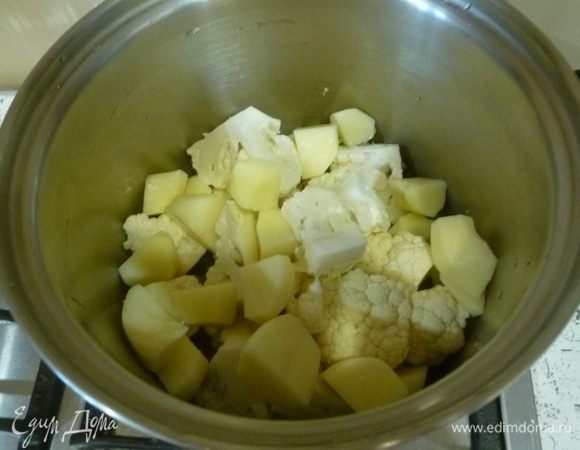 Картофель нарезать кубиками, добавить к капусте.