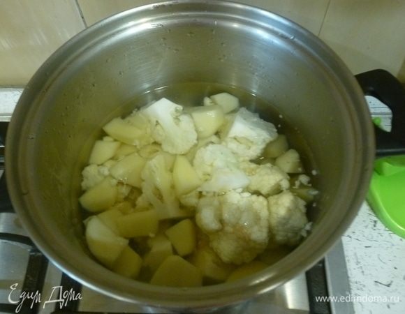 Залить горячим бульоном и поставить на средний огонь. Довести до кипения, варить 35 минут. 